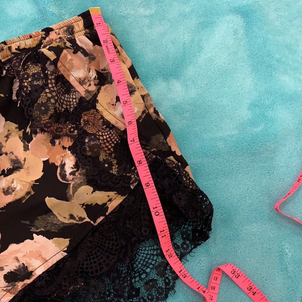 Ditzy Daizy lined floral lace shorts size small - Picture 8 of 10